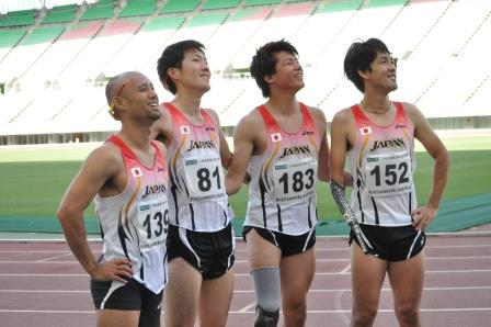 リレーメンバー、右から多川選手、佐藤選手、芦田選手、山本選手