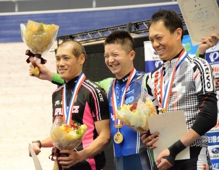 個人パーシュート4km表彰台。 写真左から 2位　阿部学宏選手、１位石井雅史選手、3位　小池岳太選手。 