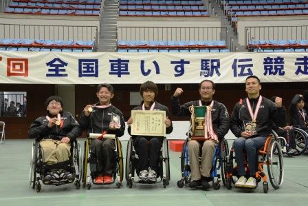 初優勝の東京チーム （左から嶋崎、花岡、鈴木、渡邊、吉田）