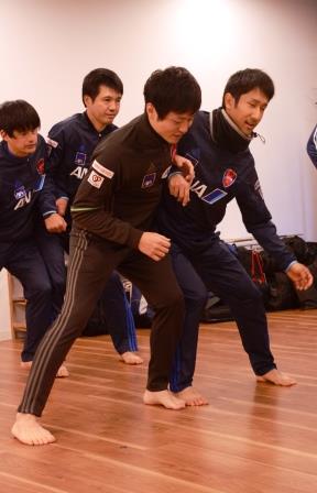 1月の日本代表合宿。９日は室内トレーニングを実施。キャプテンの川村怜選手（右）